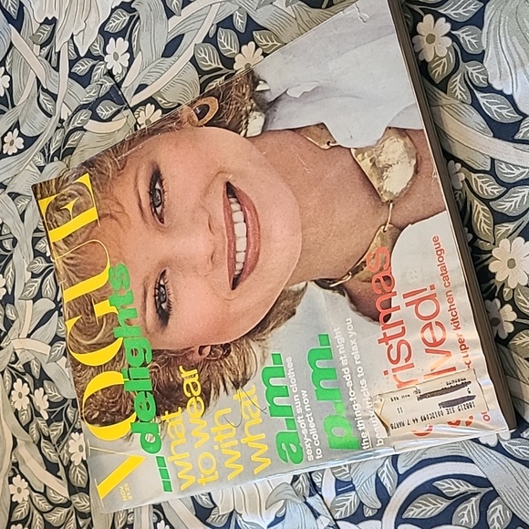 Vintage Vogue Magazine November 1976 - Picture 1 of 4